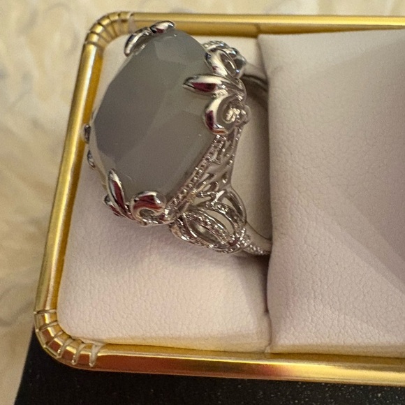 Elegant Silver and Moonstone Ring - Picture 4 of 4